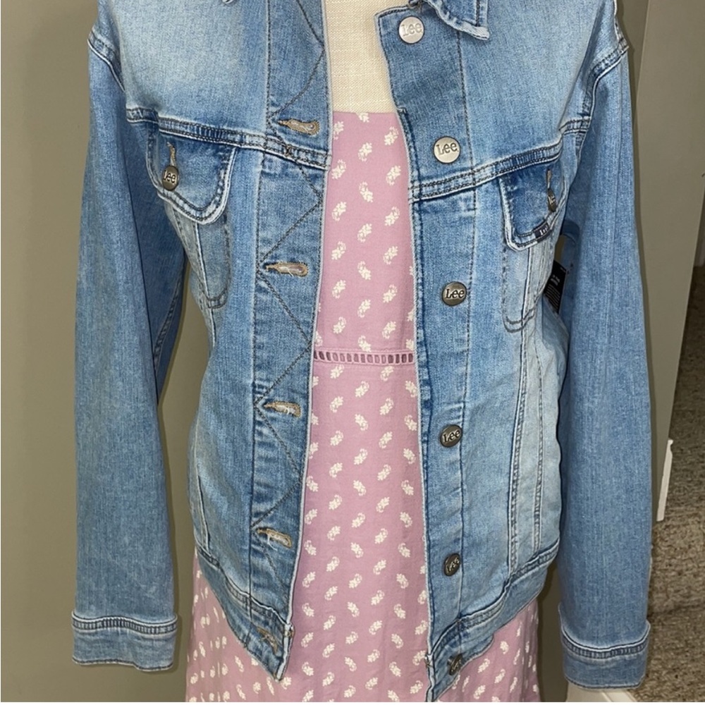Lee NWT Women’s Denim Jacket. Light faded denim look. Has pockets!!